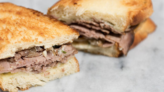 Rostbiff på rostat bröd med bönsallad